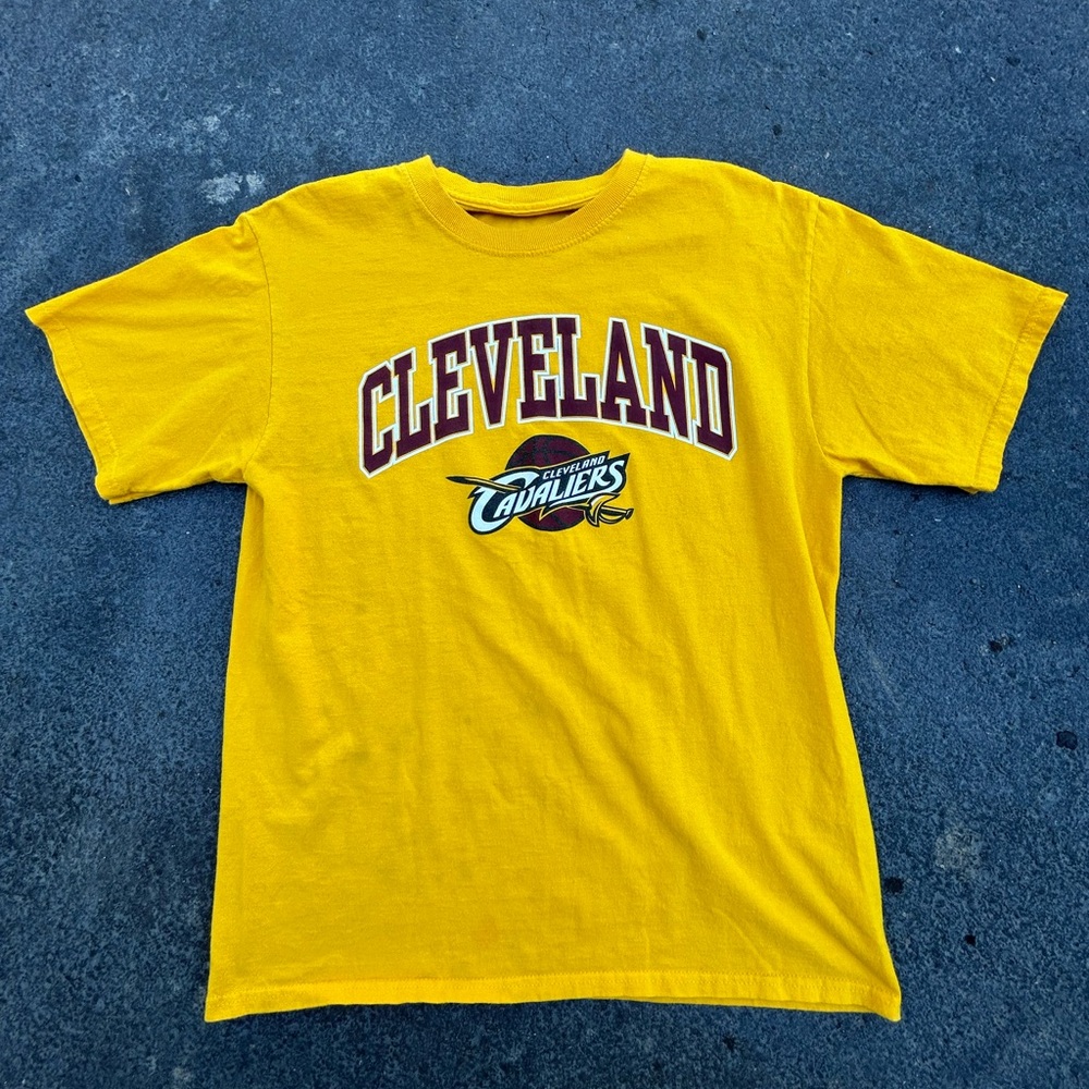 Near Vintage NBA Cleveland Cavaliers Yellow Graphic tee shirt. 
2010-2017🗡️
